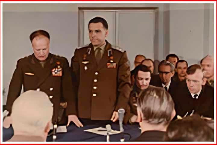 Ele subiu ao espaÃ§o pela primeira vez em 1964, comandando a nave Voskhod 1, em companhia dos cosmonautas Boris Yegorov e Konstantin Feoktistov. Esse foi o primeiro voo ao espaÃ§o de uma nave com mais de um tripulante.