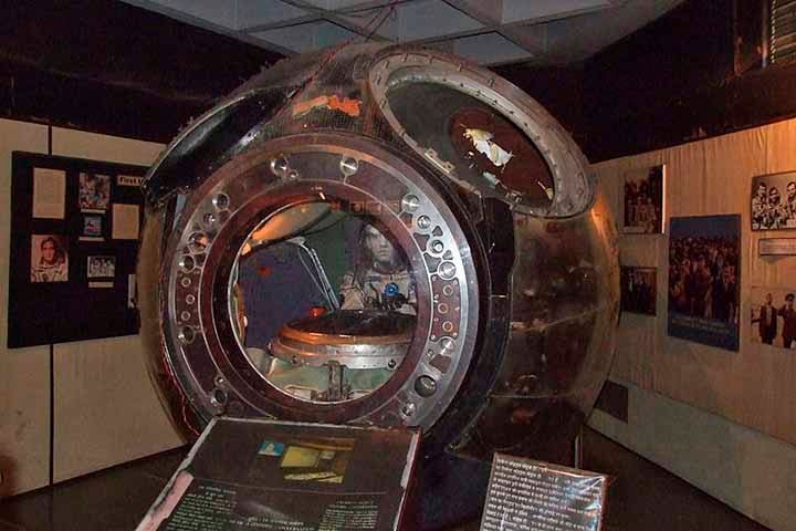 Uma cratera da Lua e o asteróide 1836 Komarov, descoberto em 1971, foram batizados em sua homenagem.