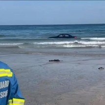 Pra quem não viu: Carro de luxo aparece boiando na praia com gente dentro - Reprodução/Facebook 