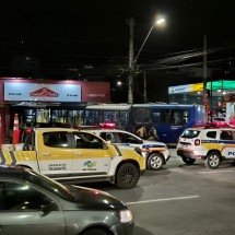 Veja fotos da batida entre ônibus e loja atingida na Avenida do Contorno - EM/DA.Press