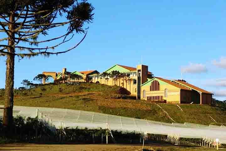 Localizada nas montanhas da Serra Catarinense, em São Joaquim (SC), a Villa Francioni mistura tradição, inovação e belas paisagens. O passeio inclui visita à cave, à área de produção e a uma galeria de arte com exposições itinerantes. O edifício principal impressiona pela arquitetura e vistas. -Divulgação
