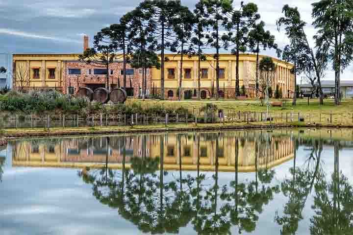 A Vinícola Campestre, em Vacaria (RS), famosa por produzir o vinho Pérgola, o mais vendido do Brasil, tem uma estrutura completa de enoturismo. Oferece museus, caves, capela e degustações à beira da lareira, além de refeições no restaurante Villa Campestre.-Divulgação