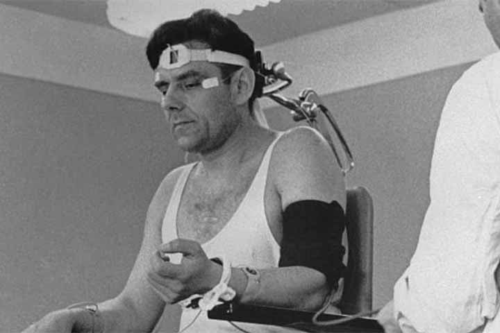 Segundo o livro, detectores nos Estados Unidos captaram as Ãºltimas palavras de Komarov, que teriam sido â??Esta maldita nave! Nada em que coloco minhas mÃ£os funciona direito", junto de gritos de raiva. 