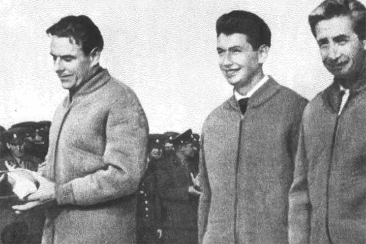 Já os registros soviéticos oficiais relatam que Komarov teria dito que "se sentia excelente, tudo estava em ordem". Depois, acrescentou: "Obrigado por transmitir tudo isso. [A separação] ocorreu".