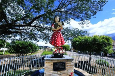 Em agosto de 2024, o governo do Ceará inaugurou uma estátua da chamada Menina Benigna em Santana do Cariri, município localizado a quase 500 km de Fortaleza. 
 -  (crédito: Divulgação)