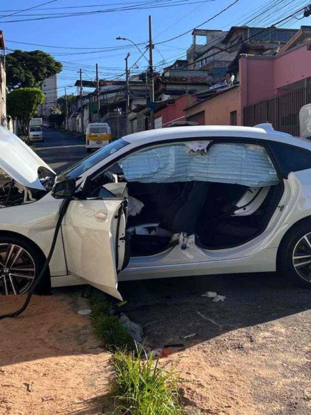 O motorista e a passageira ficaram presos às ferragens-Edésio Ferreira/EM/D.A. Press