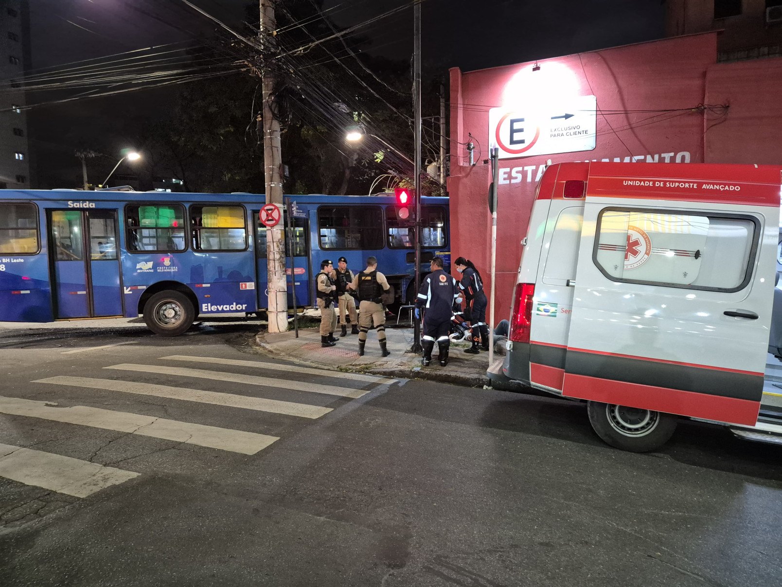 Batida envolvendo dois ônibus mobilizou uma equipe do Serviço de Atendimento Móvel de Urgência (Samu) -Alexandre Pérez/EM/DA.Press