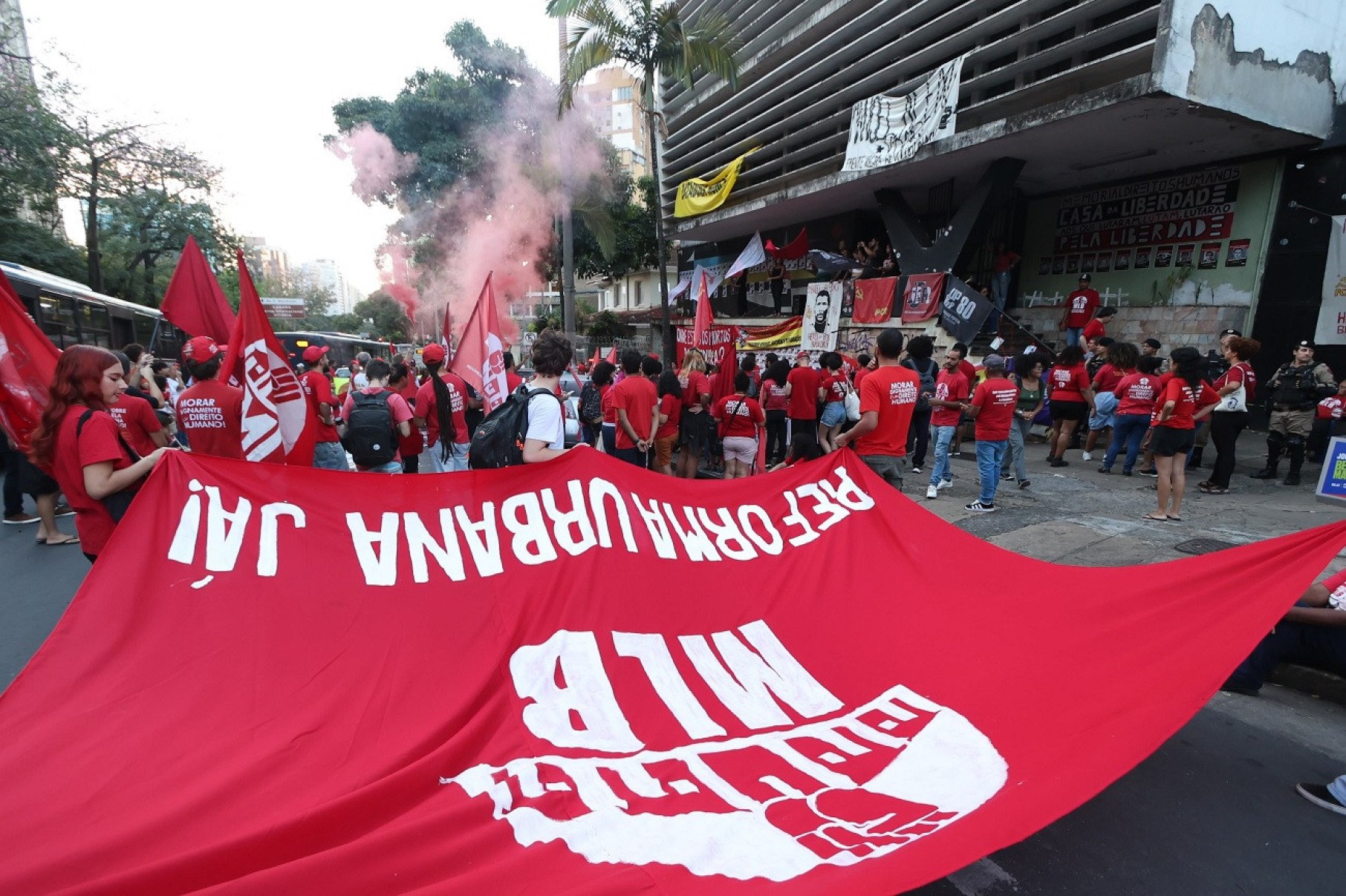 Membros do Movimento de Luta nos Bairros, Vilas e Favelas (MLB) se juntaram aos ativistas que ocupam o imóvel-Marcos Vieira/EM/D.A.Press