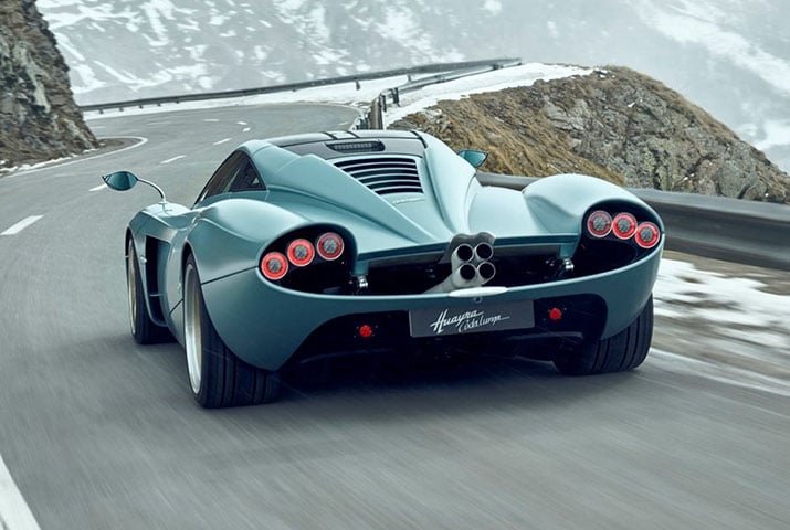 Tem propulsor 6.0 V12 biturbo, com 840 cv. Possui 7 marchas. Atinge 300 km/h. 