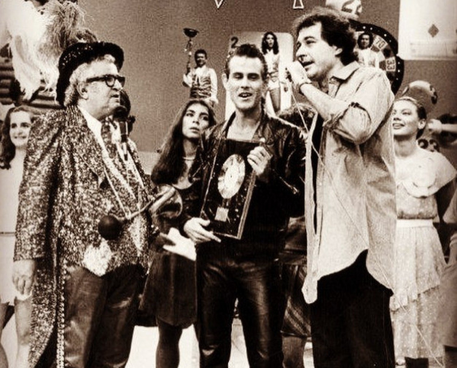 Chacrinha com Ritchie durante a entrega do disco de ouro ao cantor, no programa de Chacrinha