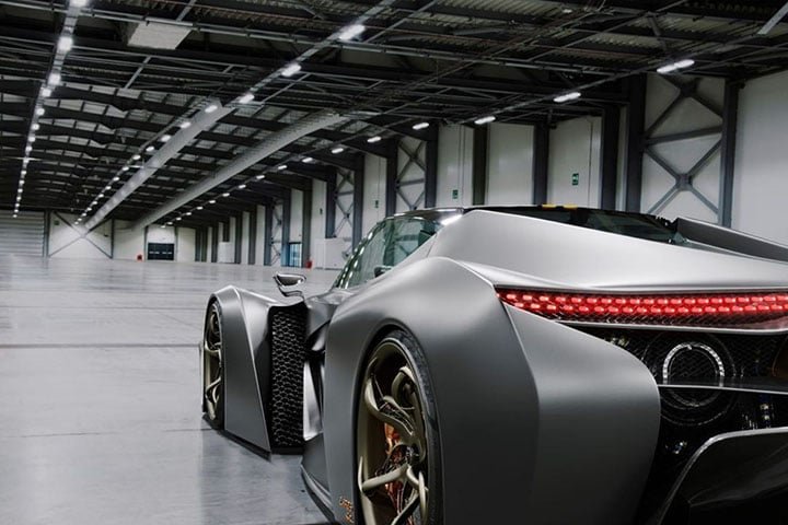 SP é a empresa grega Spyros Panopoulos. Carro com 2.076 cv e motor 4.0 V10 biturbo. Leva 2 segundos para atingir 100 km/h. Alcança 325 km/h.