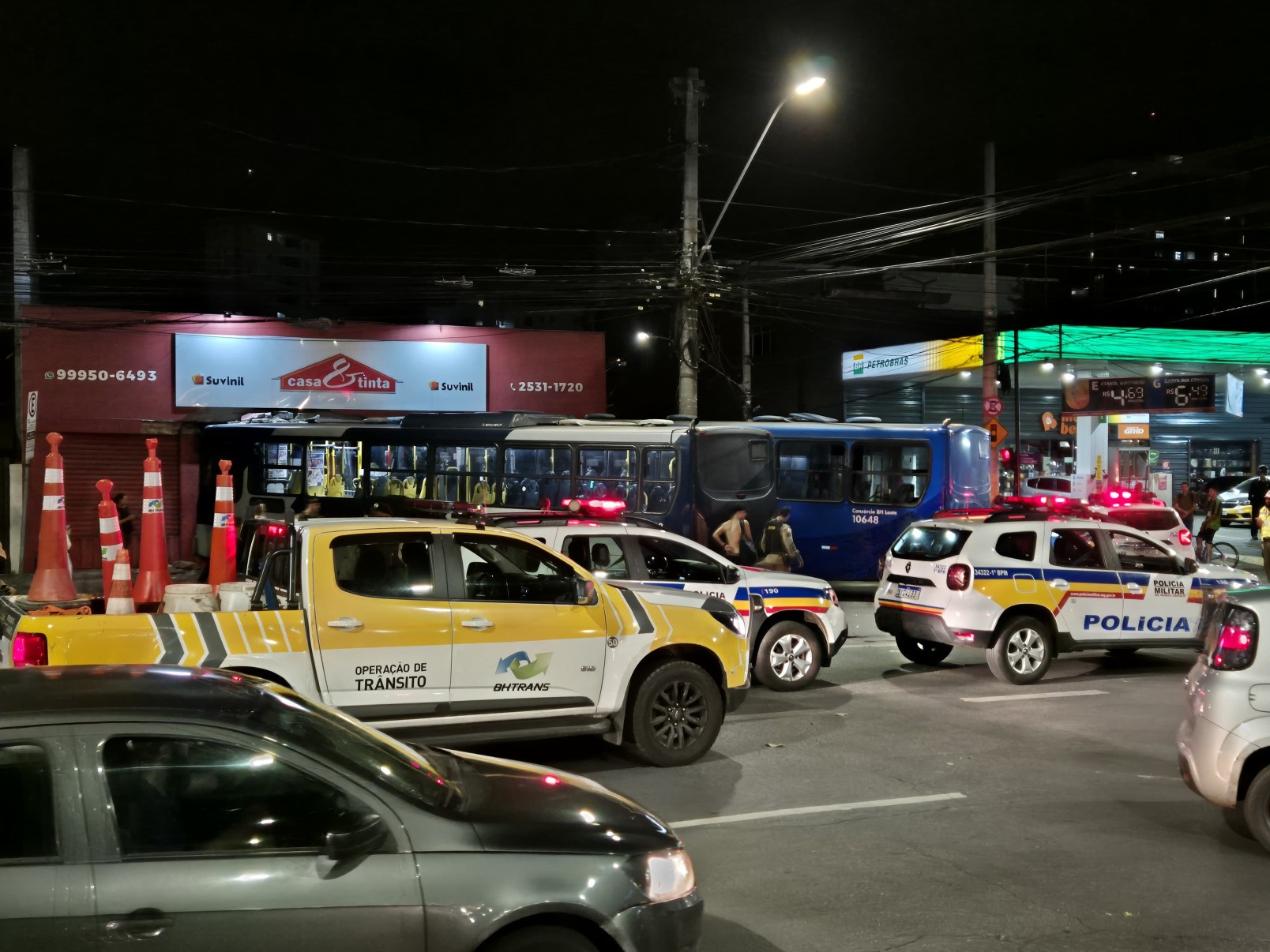 Batida entre ônibus ocorreu no cruzamento das avenidas do Contorno e Assis Chateaubriand, no Bairro Floresta, na noite dessa quinta-feira (10)