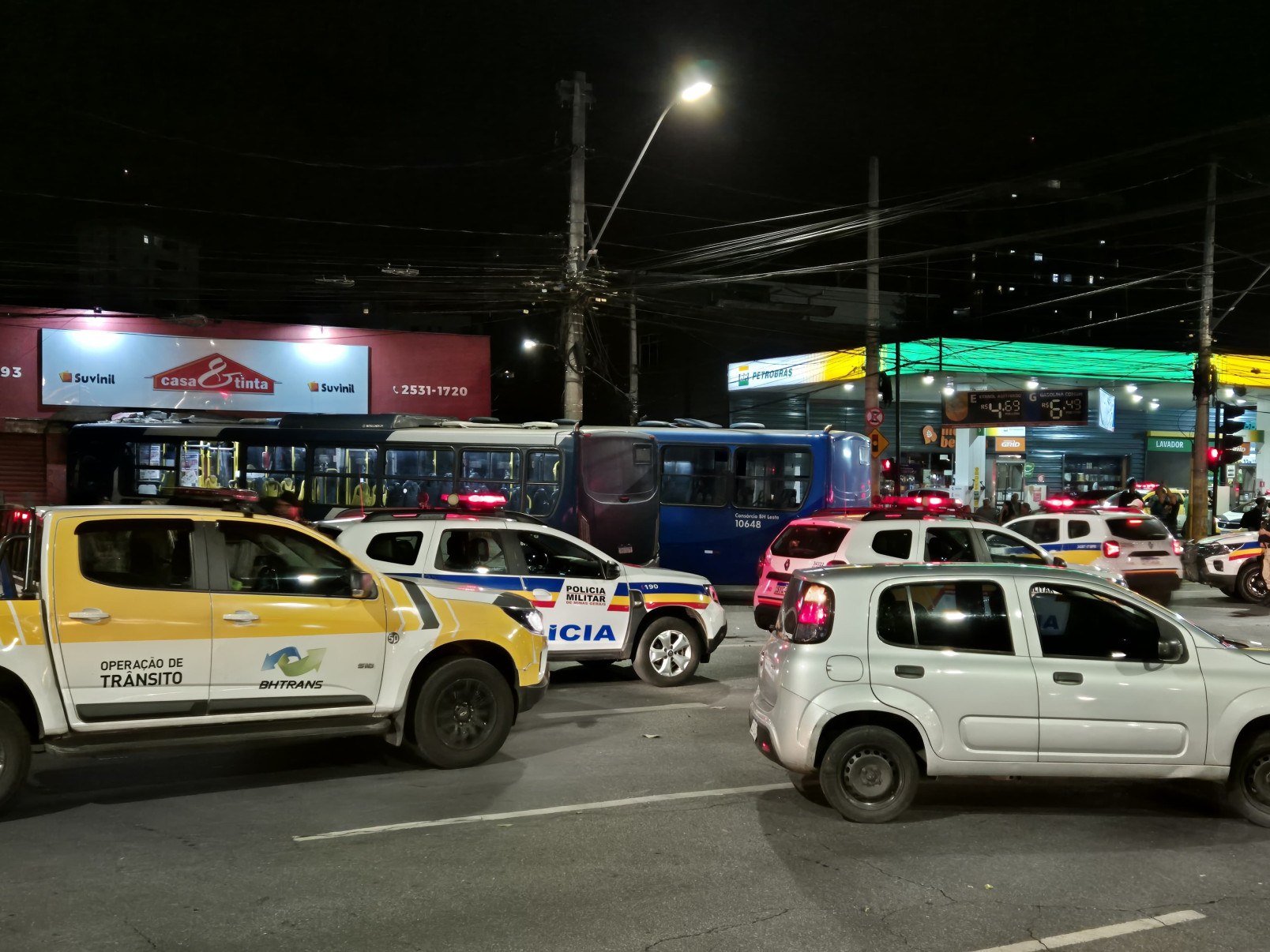 Batida entre ônibus ocorreu no cruzamento das avenidas do Contorno e Assis Chateaubriand, no Bairro Floresta, na noite dessa quinta-feira (10)