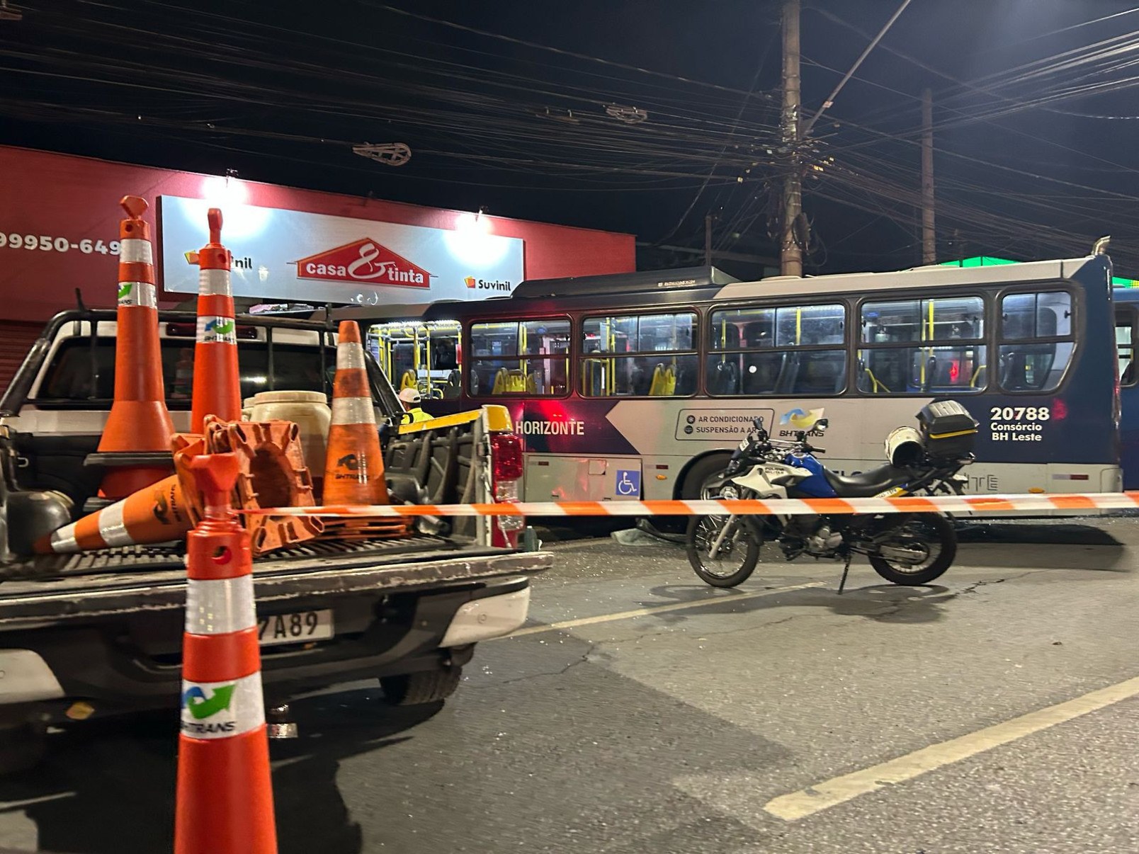 Batida entre ônibus aconteceu no cruzamento das avenidas do Contorno e Assis Chateaubriand, no Bairro Floresta, na noite desta quinta-feira (10)