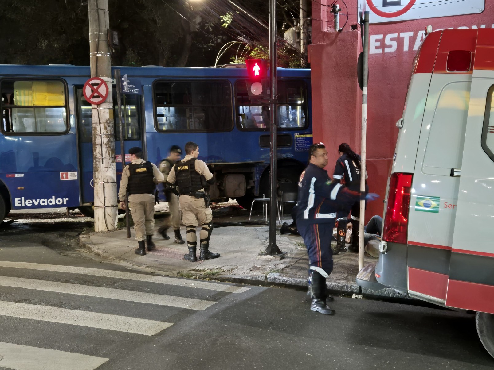 Batida entre dois ônibus ocorreu no cruzamento das avenidas do Contorno e Assis Chateaubriand, no Bairro Floresta, na noite dessa quinta-feira (10/4)