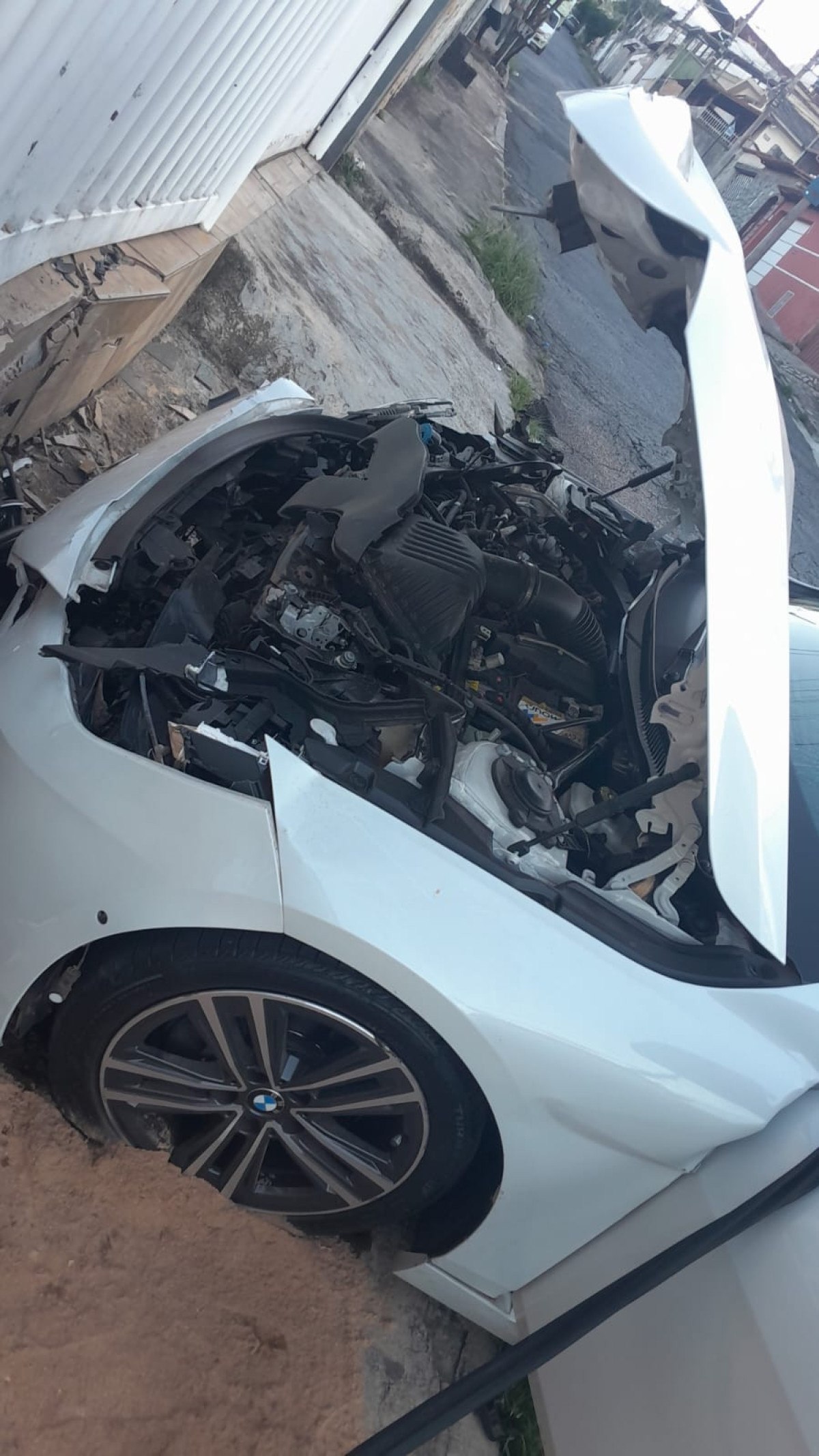 A parte dianteira do carro ficou danificada-Imagens cedidas ao Estado de Minas