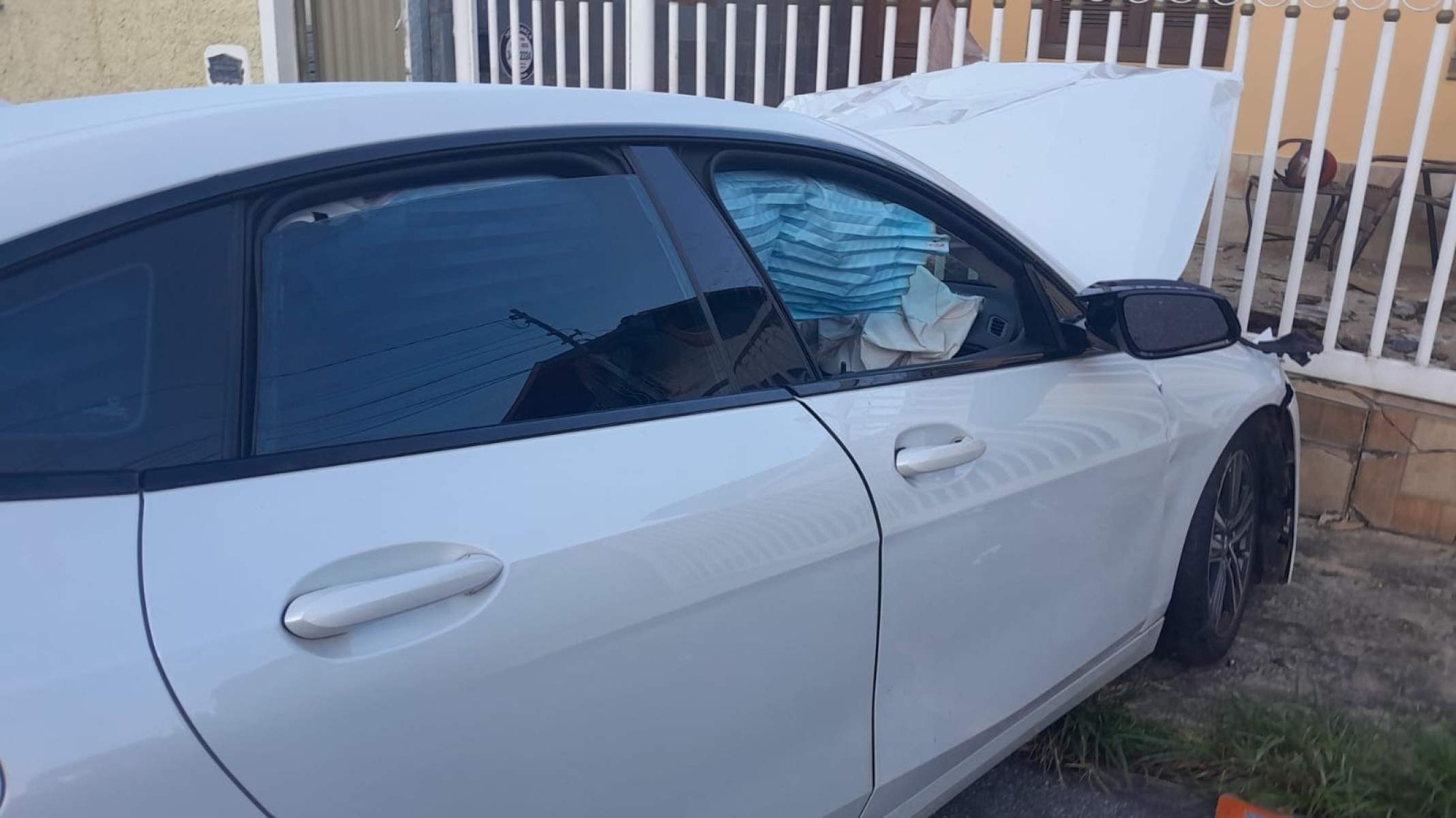 O muro de uma casa na Rua Perdizes foi atingido-Imagens cedidas ao Estado de Minas