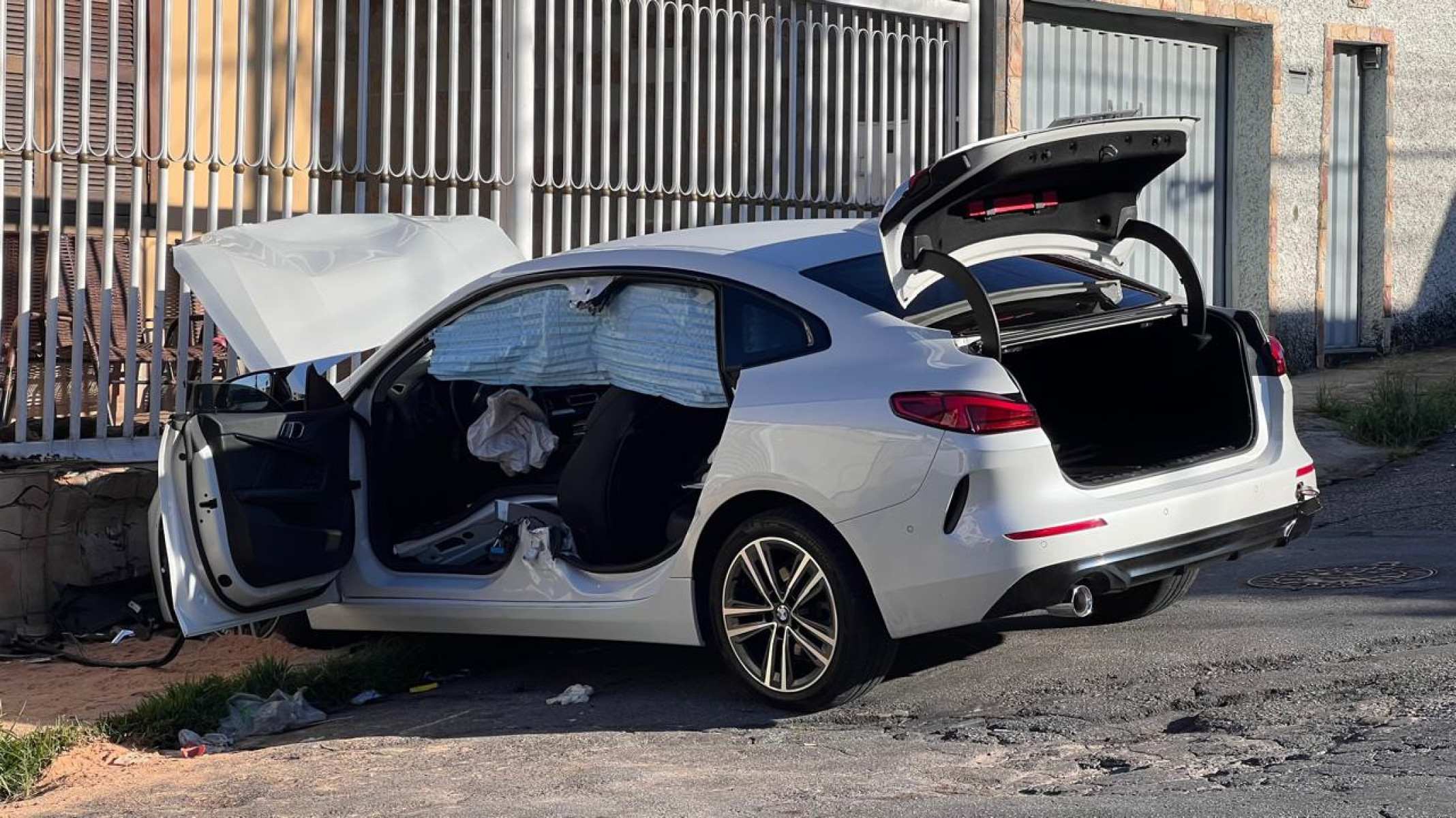 O carro ainda estava no passeio da Rua Perdizes esperando perícia na manhã de sexta-feira (11/4)-Edésio Ferreira/EM/D.A. Press