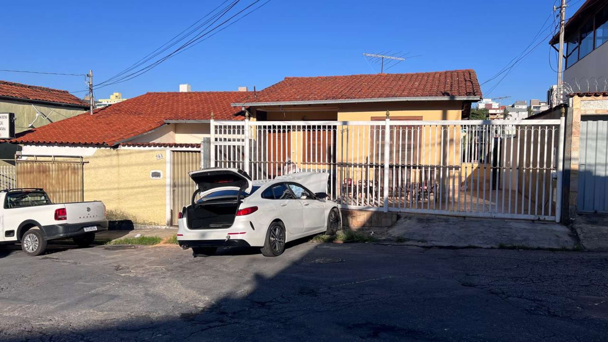 O carro ainda estava no passeio da Rua Perdizes esperando perícia na manhã de sexta-feira (11/4)-Edésio Ferreira/EM/D.A. Press