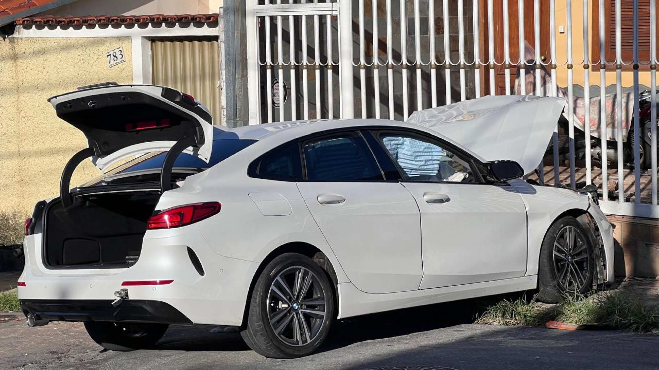 O carro ainda estava no passeio da Rua Perdizes esperando perícia na manhã de sexta-feira (11/4)-Edésio Ferreira/EM/D.A. Press