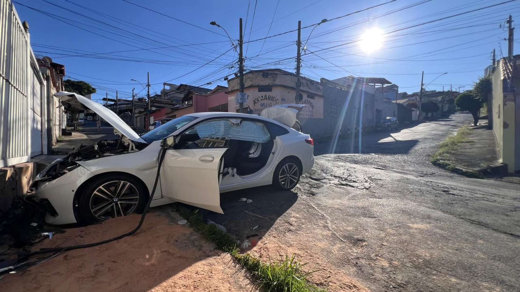 O carro ainda estava no passeio da Rua Perdizes esperando perícia na manhã de sexta-feira (11/4)-Edésio Ferreira/EM/D.A. Press