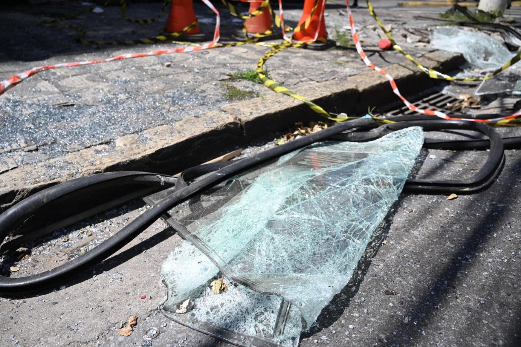 Batida entre ônibus ocorreu no cruzamento das avenidas do Contorno e Assis Chateaubriand, no Bairro Floresta, na noite dessa quinta-feira (10)