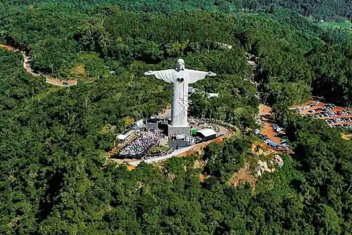 Algumas mais antigas, outras mais modernas e tecnológicas, todas se conectam com o Cristo do Corcovado, símbolo nacional. Juntas, essas imagens reafirmam a devoção do povo brasileiro e oferecem vistas, memórias e experiências únicas a quem as visita.