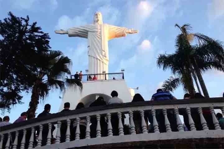 No alto do Morro do Calvário, em Francisco Beltrão (PR), a estátua do Cristo Redentor foi inaugurada em 1992, com ênfase no turismo religioso. A tradição local começou nos anos 1960, com a criação da Via Sacra e da Gruta de Nossa Senhora de Lourdes.