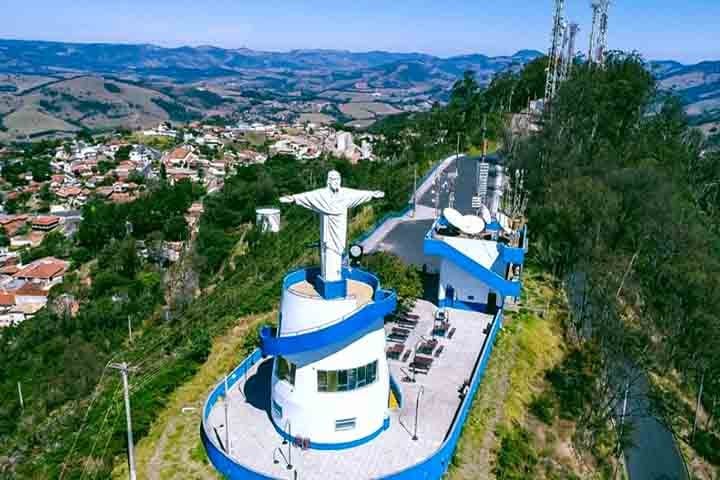 No alto do Morro do Cruzeiro, a 1.200 metros de altitude, estÃ¡ o Cristo Redentor de Ãguas de LindÃ³ia (SP). Inaugurado nos anos 1990, Ã© uma rÃ©plica do famoso Cristo carioca. O local Ã© conhecido como Mirante do Cristo e proporciona uma vista espetacular da cidade emoldurada pela Serra da Mantiqueira.
