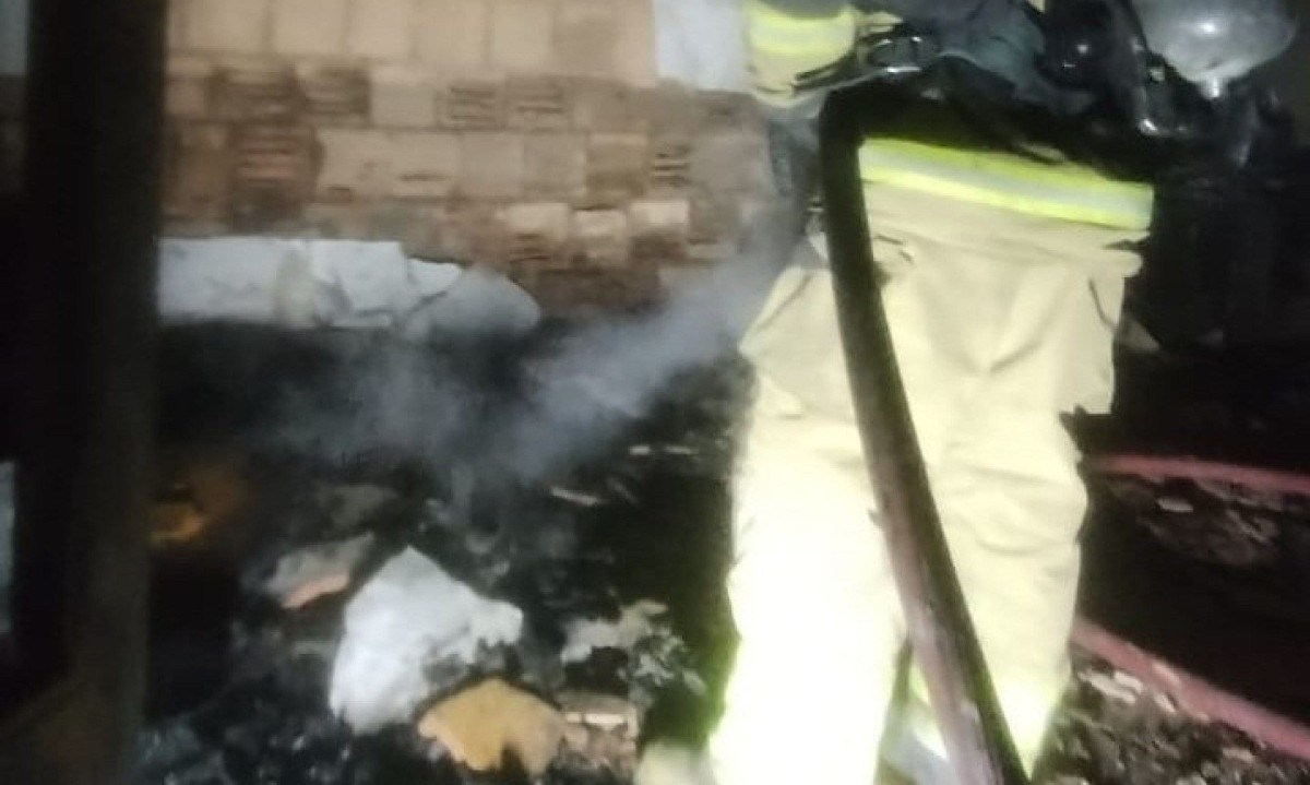 O incêndio consumiu totalmente os quartos, a sala e, parcialmente, a cozinha do apartamento -  (crédito: CBMMG)