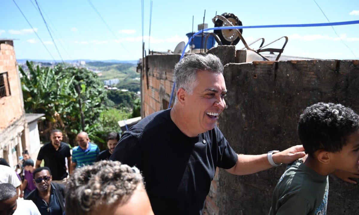 Prefeito Álvaro Damião entrega obra de Escadaria no bairro Taquaril, Região Leste de Belo Horizonte -  (crédito: Leandro Couri/EM/D.A Press)