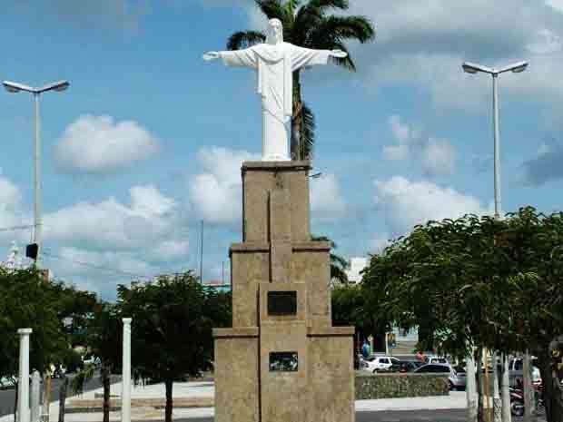 Localizada na praça Cristo Rei, no centro da cidade, tornou-se símbolo de fé e tradição local. Sua presença imponente em meio ao cotidiano urbano reafirma a forte religiosidade da região e a importância histórica da figura do coronel como incentivador cultural.