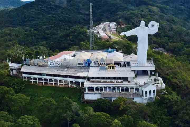 O Cristo Luz, com 33 metros de altura e 22 de largura, Ã© um dos maiores atrativos turÃ­sticos de BalneÃ¡rio CamboriÃº (SC). De braÃ§os abertos, o Cristo segura um canhÃ£o de luz, que simboliza o sol e ilumina a cidade com efeitos especiais.