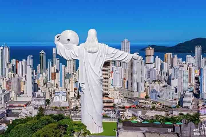 Inaugurado na década de 1990, o monumento tem forte impacto cultural, social e econômico. Localizado a 155 metros de altura, possui estrutura artesanal em argamassa, ferro e cimento. À noite, a iluminação colorida encanta moradores e turistas.