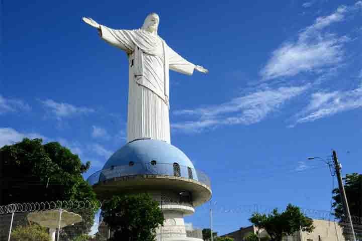 Inaugurado em 1975, o Cristo Redentor de Colatina (ES) tem 35,5 metros de altura, sendo 20 da estátua e 15,5 do pedestal. Construído por Antonio Francisco Moreira, foi considerado a segunda maior estátua do Brasil na época.