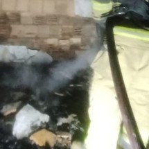Incêndio causado por cigarro aceso esquecido em quarto destrói apartamento - CBMMG