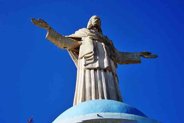 O Cristo Redentor de Itaperuna (RJ) celebrou sua geminaÃ§Ã£o com o Cristo do Corcovado em 2021, tornando-se o primeiro do Brasil a receber esse reconhecimento. Localizado no alto do Centro, o monumento Ã© sÃ­mbolo de fÃ© e identidade da cidade.