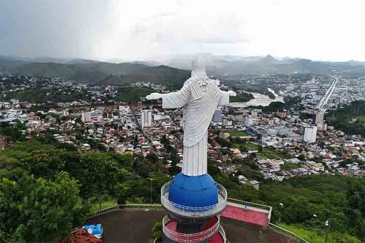 Durante a cerimônia de geminação, foi lançado um memorial ao pé da estátua. A construção, feita por Antônio Moreira Filho, tem grande valor religioso, turístico e histórico, reforçando o papel de Itaperuna no cenário nacional do turismo de fé.