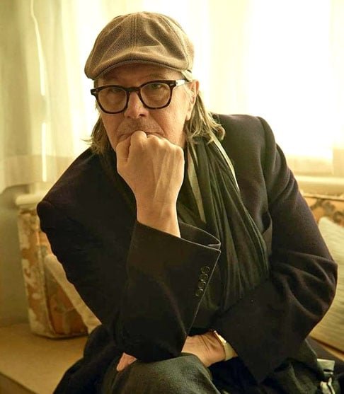 Na vida pessoal, Oldman também enfrentou desafios pessoais, incluindo batalhas contra o alcoolismo e relacionamentos tumultuados.