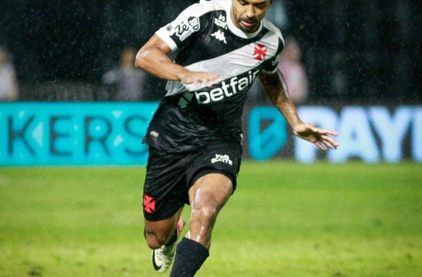 PAULO HENRIQUE - Entregou muita profundidade ao Vasco. Deu meia-lua, arrancou com a bola e subiu à frente com muita velocidade. Talvez tenha faltado um pouco mais de capricho na decisão final. Atrás, cobriu bem os espaços, mesmo com dificildades diante do lado esquerdo do ataque rival - NOTA: 7,0 - Foto: Matheus Lima/Vasco da Gama 