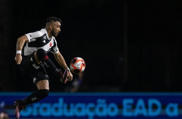 PAYET - Penteou a bola, cadenciou a partida e, mesmo de costas, acertou o ponto futuro ao armar o contra-ataque para Rayan decretar o 3 a 1. Entrou no prélio com muita qualidade - NOTA: 7,0 - Foto: Leandro Lima/Vasco 