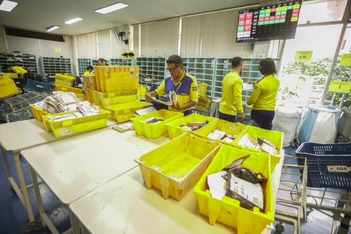 As novas regras da "taxa das blusinhas" preveem: 20% de taxa sobre os primeiros US$ 50; até 60% sobre o valor excedente; e um desconto fixo de US$ 20 no total da taxa de importação para compras acima de US$ 50.