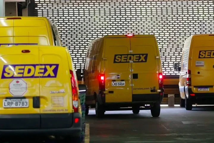 A instituição desempenha papel essencial na comunicação e logística, alcançando todos os municípios brasileiros. 