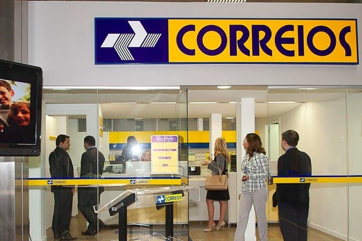 Além da entrega de cartas e encomendas, os Correios oferecem serviços como banco postal, emissão de CPF, logística integrada e comércio eletrônico.