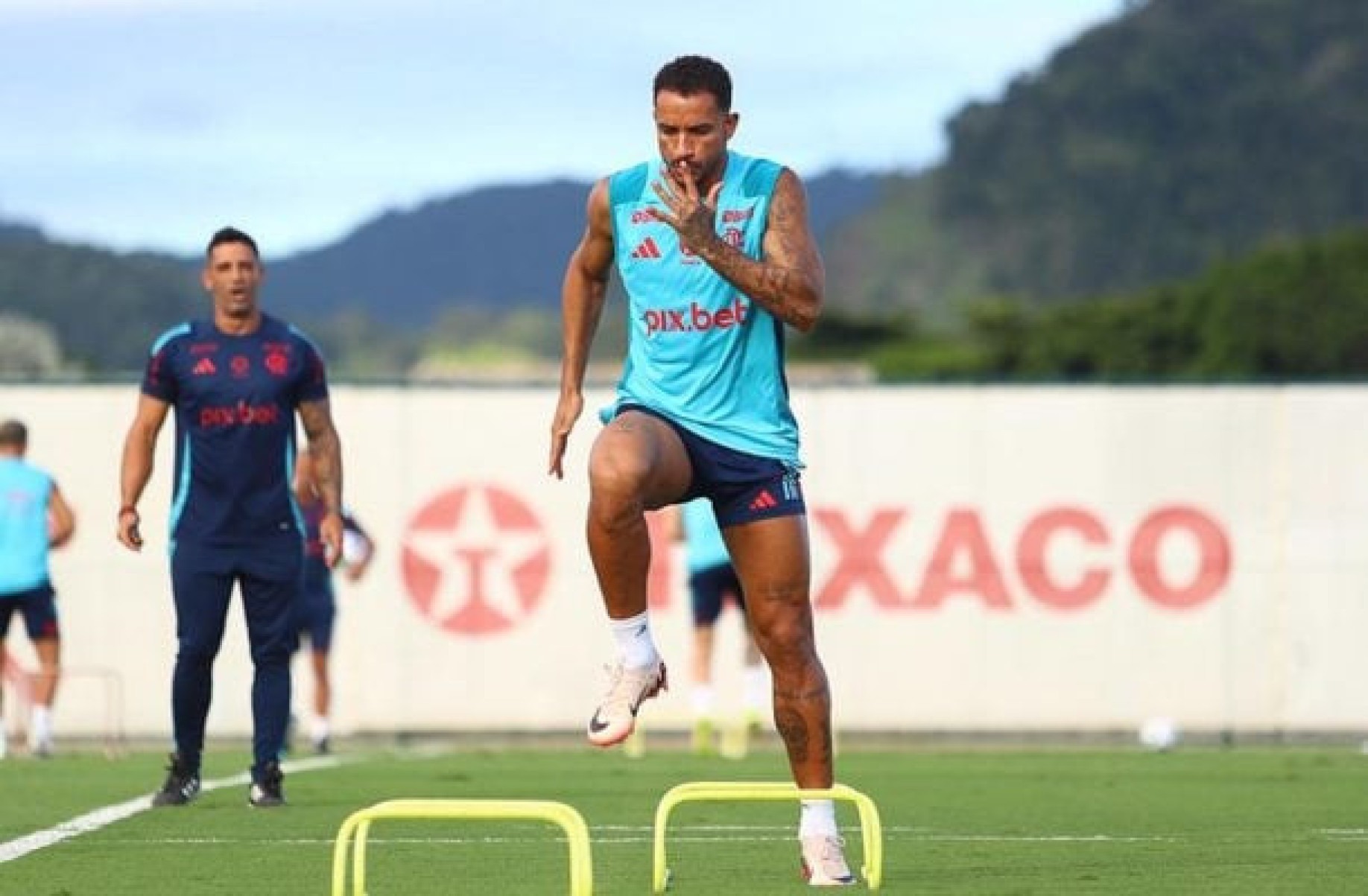 Danilo volta a ser relacionado no Flamengo após 50 dias fora Danilo volta a ser relacionado no Flamengo após 50 dias fora