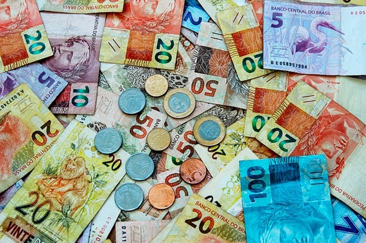 Por exemplo, numa compra de US$ 60, a taxa final seria de US$ 16: US$ 10 sobre os primeiros US$ 50 (20%) e US$ 6 sobre os US$ 10 restantes (60%). 