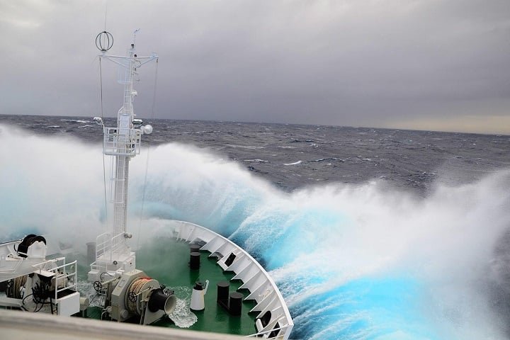 A região é conhecida pelo chamado “tremor de Drake”, causado pela confluência de correntes oceânicas e ventos fortes que podem gerar ondas de até 15 metros. 