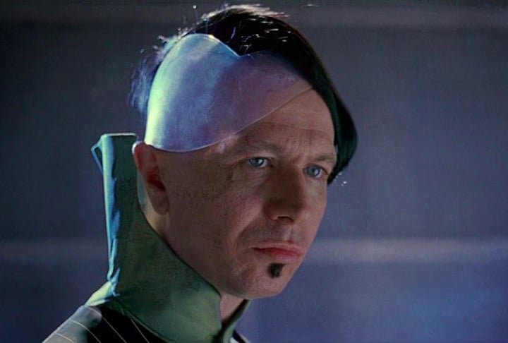 Em 1997, deu vida ao excêntrico antagonista Zorg em "O Quinto Elemento", filme que também contou com Bruce Willis.