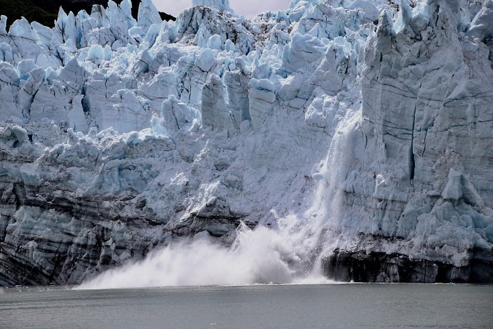 Segundo o especialista, se o aquecimento atingir entre 1,7 °C e 2,3 °C (mesmo que por pouco tempo), o gelo do Ártico pode derreter rapidamente, afetando as correntes oceânicas que regulam o clima.