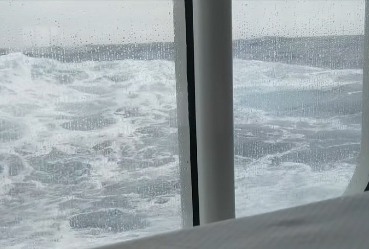 Essa região é conhecida por suas águas turbulentas, onde as correntes do Atlântico e do Pacífico se encontram, criando um forte efeito de agitação. 